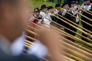 120 joueurs de cor des alpes jouent des morceaux d'ensemble lors du 20eme anniversaire du Festival de cor des Alpes de Nendaz le dimanche 25 juillet 2021 à Nendaz.